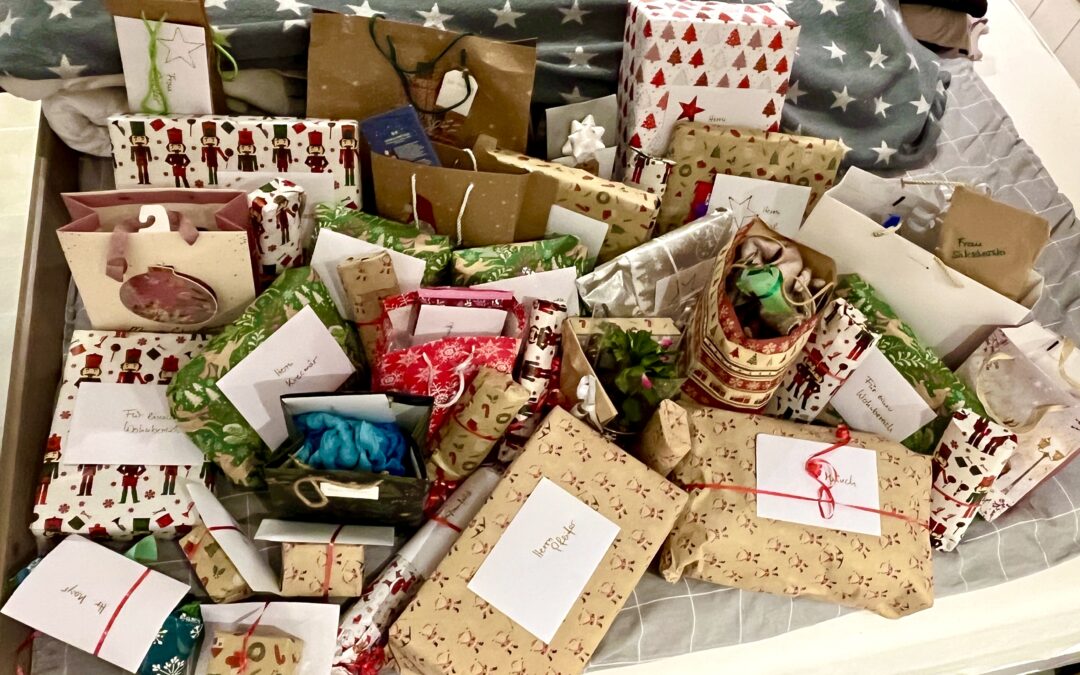 Schulgemeinde der IGS Schrenzerschule erfüllt Weihnachtswünsche im Haus Evergreen