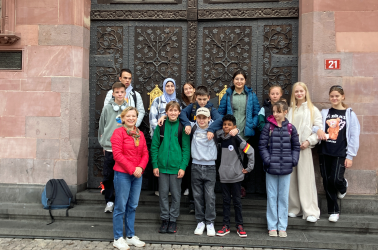 Intensivklasse 2 der Schrenzerschule erkundet Frankfurt