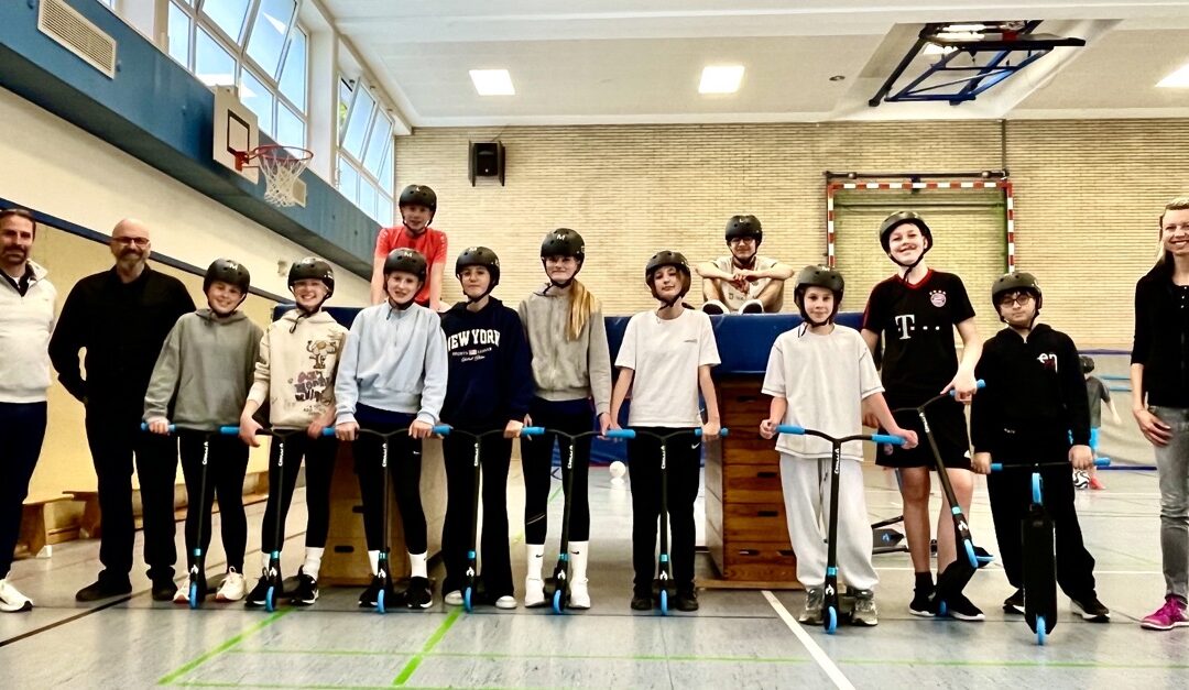 Großzügige Spende für den Fachbereich Sport der Schrenzerschule
